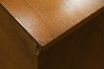 イギリスヴィンテージ　Austinsuite(オースティンスイート)　チーク材　シンプルなデザインが魅力のサイドボード　(R-081246)