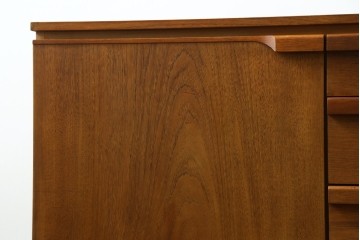 イギリスヴィンテージ　Austinsuite(オースティンスイート)　チーク材　シンプルなデザインが魅力のサイドボード　(R-081246)