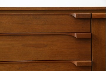 イギリスヴィンテージ　Austinsuite(オースティンスイート)　チーク材　シンプルなデザインが魅力のサイドボード　(R-081246)