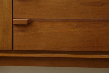 イギリスヴィンテージ　Austinsuite(オースティンスイート)　チーク材　シンプルなデザインが魅力のサイドボード　(R-081246)