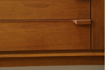 イギリスヴィンテージ　Austinsuite(オースティンスイート)　チーク材　シンプルなデザインが魅力のサイドボード　(R-081246)