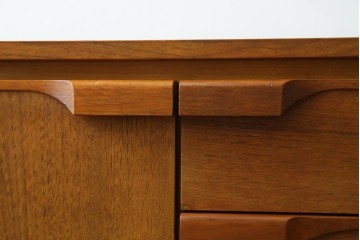 イギリスヴィンテージ　Austinsuite(オースティンスイート)　チーク材　シンプルなデザインが魅力のサイドボード　(R-081246)