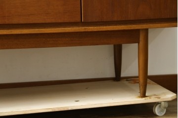 イギリスヴィンテージ　Austinsuite(オースティンスイート)　チーク材　シンプルなデザインが魅力のサイドボード　(R-081246)