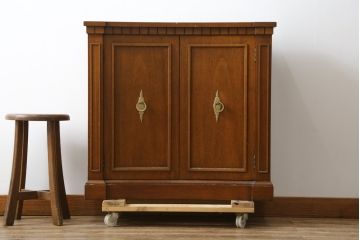 中古　DREXEL HERITAGE(ドレクセルヘリテイジ)　Triune(トライユン)　クラシカルな佇まいが魅力のコンソールテーブル(ホールチェスト、サイドボード、収納棚、戸棚、キャビネット)(定価約34万円)(R-081247)