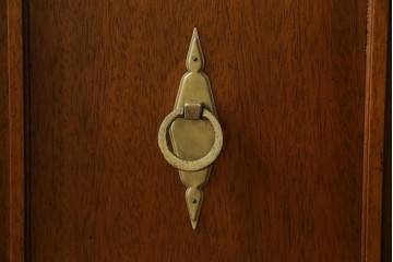 中古　DREXEL HERITAGE(ドレクセルヘリテイジ)　Triune(トライユン)　クラシカルな佇まいが魅力のコンソールテーブル(ホールチェスト)　定価約34万円相当　(R-081247)