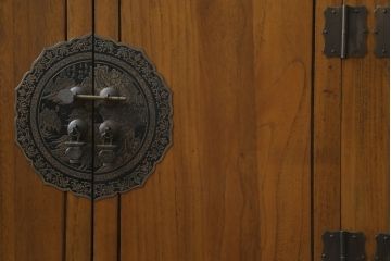 中古　李朝家具　モリジャン　アンティーク調　オリエンタルなデザインのサイドボード(サイドキャビネット、収納棚、戸棚)(R-081248)