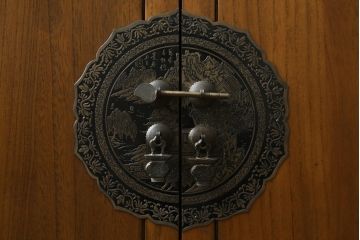 中古　李朝家具　モリジャン　アンティーク調　オリエンタルなデザインのサイドボード(サイドキャビネット、収納棚、戸棚)(R-081248)