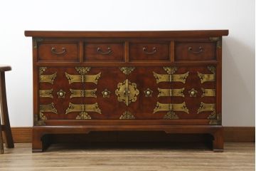 中古　美品　真鍮(しんちゅう)金具　韓国工芸家具　モリジャン　異国情緒の雰囲気漂うオリエンタルなサイドボード(収納棚、戸棚、引き出し)(R-081250)
