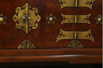 中古　美品　真鍮(しんちゅう)金具　韓国工芸家具　モリジャン　異国情緒の雰囲気漂うオリエンタルなサイドボード(収納棚、戸棚、引き出し)(R-081250)