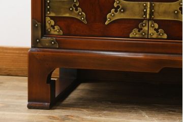 中古　美品　真鍮(しんちゅう)金具　韓国工芸家具　モリジャン　異国情緒の雰囲気漂うオリエンタルなサイドボード(収納棚、戸棚、引き出し)(R-081250)