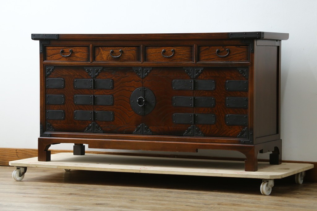 中古　美品　韓国工芸家具　モリジャン　重厚感のある金具とオリエンタルな雰囲気が魅力的なサイドボード　(R-081253)