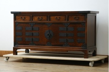 中古　美品　韓国工芸家具　モリジャン　重厚感のある金具とオリエンタルな雰囲気が魅力的なサイドボード　(R-081253)