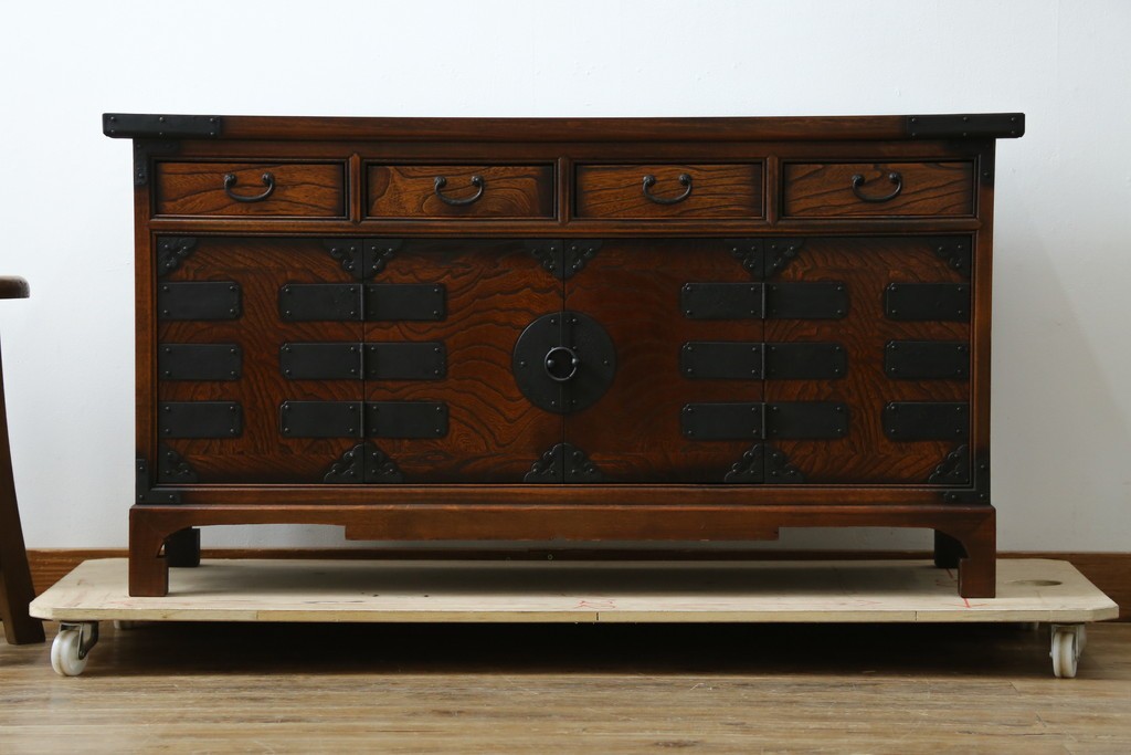 中古　美品　韓国工芸家具　モリジャン　重厚感のある金具とオリエンタルな雰囲気が魅力的なサイドボード　(R-081253)