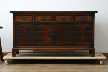 中古　美品　韓国工芸家具　モリジャン　重厚感のある金具とオリエンタルな雰囲気が魅力的なサイドボード　(R-081253)