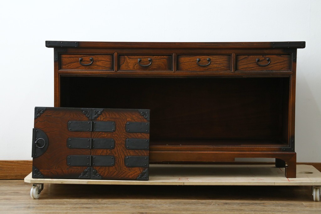 中古　美品　韓国工芸家具　モリジャン　重厚感のある金具とオリエンタルな雰囲気が魅力的なサイドボード　(R-081253)