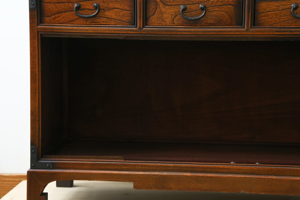 中古　美品　韓国工芸家具　モリジャン　重厚感のある金具とオリエンタルな雰囲気が魅力的なサイドボード　(R-081253)