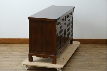 中古　美品　韓国工芸家具　モリジャン　重厚感のある金具とオリエンタルな雰囲気が魅力的なサイドボード　(R-081253)