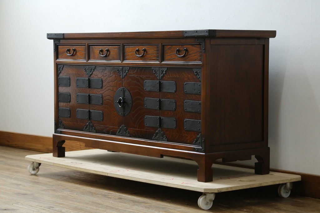 中古　美品　韓国工芸家具　モリジャン　重厚感のある金具とオリエンタルな雰囲気が魅力的なサイドボード　(R-081253)