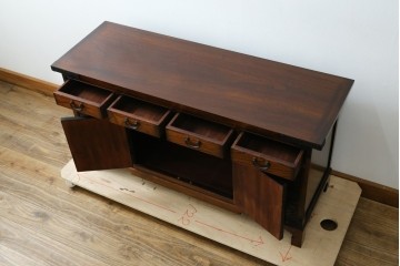 中古　美品　韓国工芸家具　モリジャン　重厚感のある金具とオリエンタルな雰囲気が魅力的なサイドボード　(R-081253)