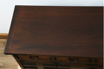 中古　美品　韓国工芸家具　モリジャン　重厚感のある金具とオリエンタルな雰囲気が魅力的なサイドボード　(R-081253)