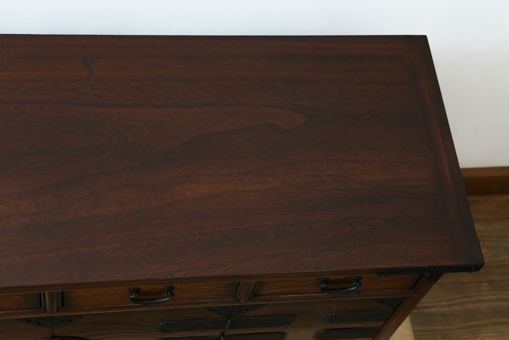 中古　美品　韓国工芸家具　モリジャン　重厚感のある金具とオリエンタルな雰囲気が魅力的なサイドボード　(R-081253)