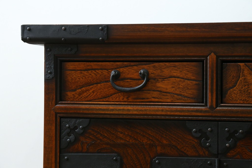 中古　美品　韓国工芸家具　モリジャン　重厚感のある金具とオリエンタルな雰囲気が魅力的なサイドボード　(R-081253)