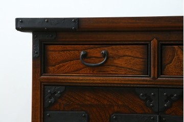 中古　美品　韓国工芸家具　モリジャン　重厚感のある金具とオリエンタルな雰囲気が魅力的なサイドボード　(R-081253)