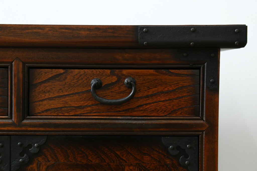 中古　美品　韓国工芸家具　モリジャン　重厚感のある金具とオリエンタルな雰囲気が魅力的なサイドボード　(R-081253)