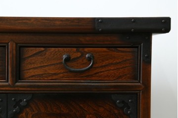 中古　美品　韓国工芸家具　モリジャン　重厚感のある金具とオリエンタルな雰囲気が魅力的なサイドボード　(R-081253)