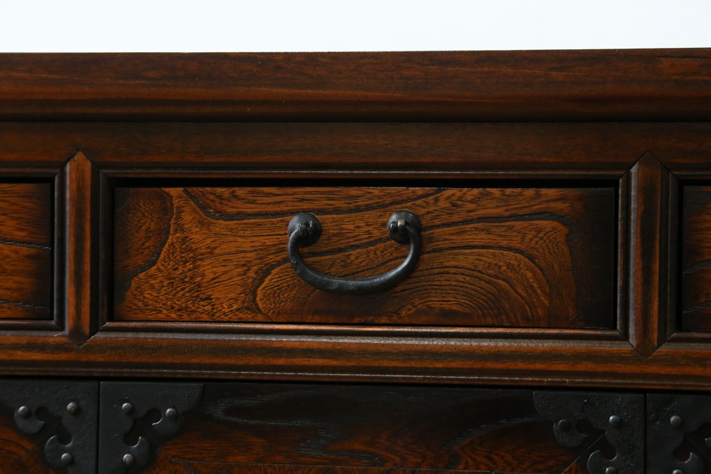 中古　美品　韓国工芸家具　モリジャン　重厚感のある金具とオリエンタルな雰囲気が魅力的なサイドボード　(R-081253)