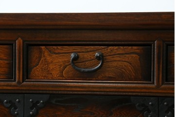 中古　美品　韓国工芸家具　モリジャン　重厚感のある金具とオリエンタルな雰囲気が魅力的なサイドボード　(R-081253)