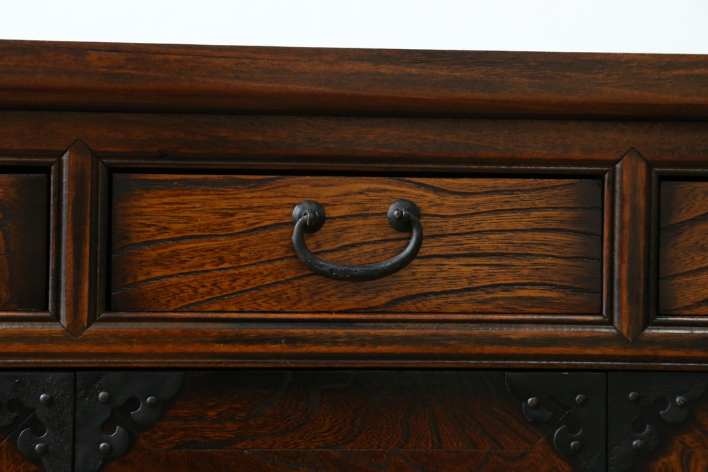 中古　美品　韓国工芸家具　モリジャン　重厚感のある金具とオリエンタルな雰囲気が魅力的なサイドボード　(R-081253)