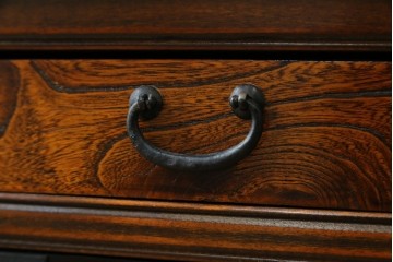 中古　美品　韓国工芸家具　モリジャン　重厚感のある金具とオリエンタルな雰囲気が魅力的なサイドボード　(R-081253)