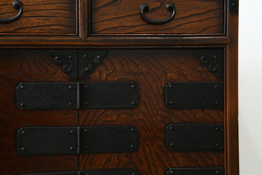 中古　美品　韓国工芸家具　モリジャン　重厚感のある金具とオリエンタルな雰囲気が魅力的なサイドボード　(R-081253)