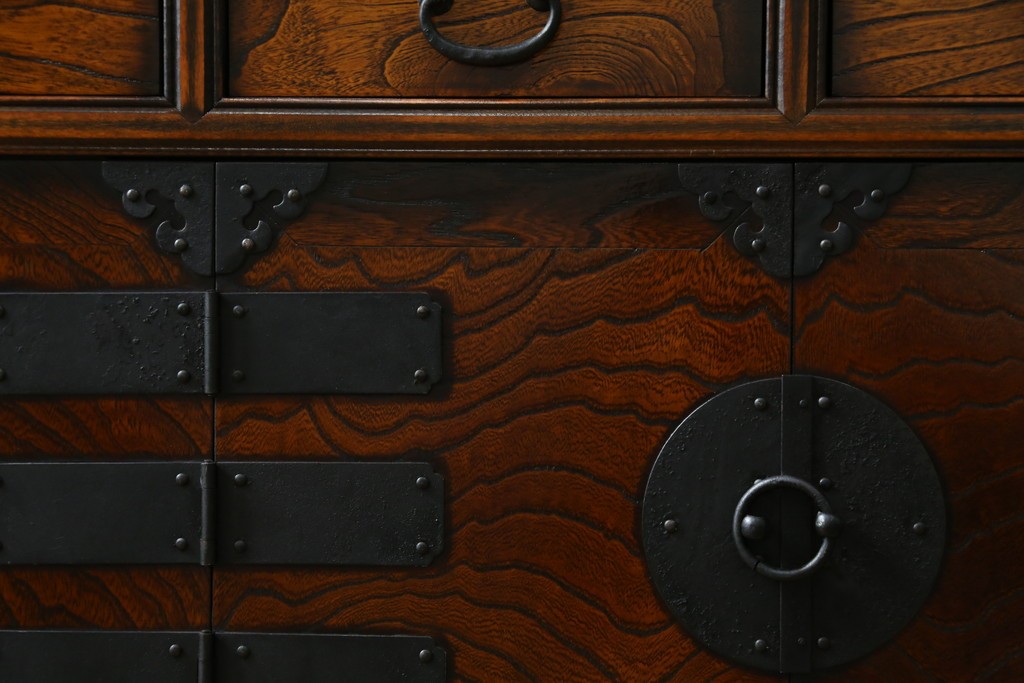 中古　美品　韓国工芸家具　モリジャン　重厚感のある金具とオリエンタルな雰囲気が魅力的なサイドボード　(R-081253)