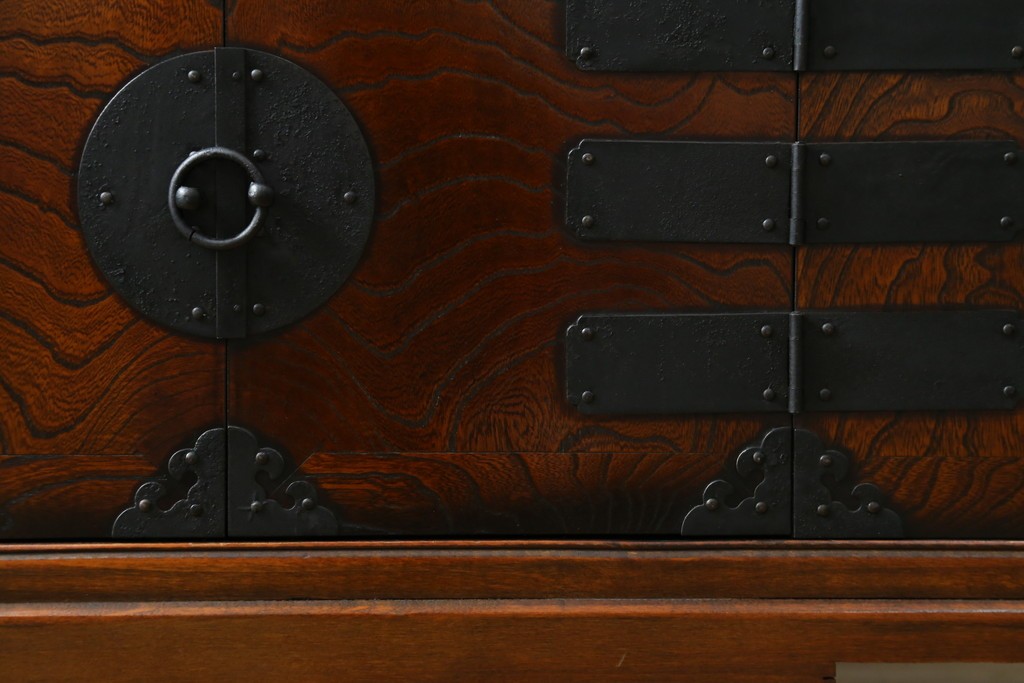 中古　美品　韓国工芸家具　モリジャン　重厚感のある金具とオリエンタルな雰囲気が魅力的なサイドボード　(R-081253)