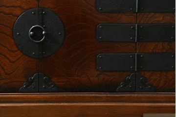 中古　美品　韓国工芸家具　モリジャン　重厚感のある金具とオリエンタルな雰囲気が魅力的なサイドボード　(R-081253)