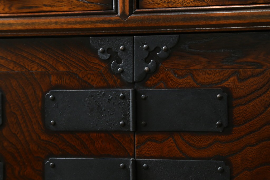 中古　美品　韓国工芸家具　モリジャン　重厚感のある金具とオリエンタルな雰囲気が魅力的なサイドボード　(R-081253)