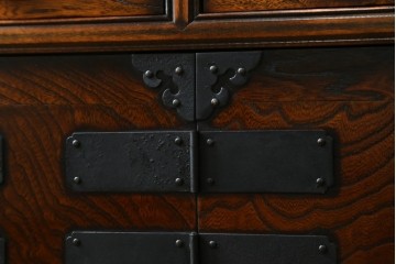 中古　美品　韓国工芸家具　モリジャン　重厚感のある金具とオリエンタルな雰囲気が魅力的なサイドボード　(R-081253)