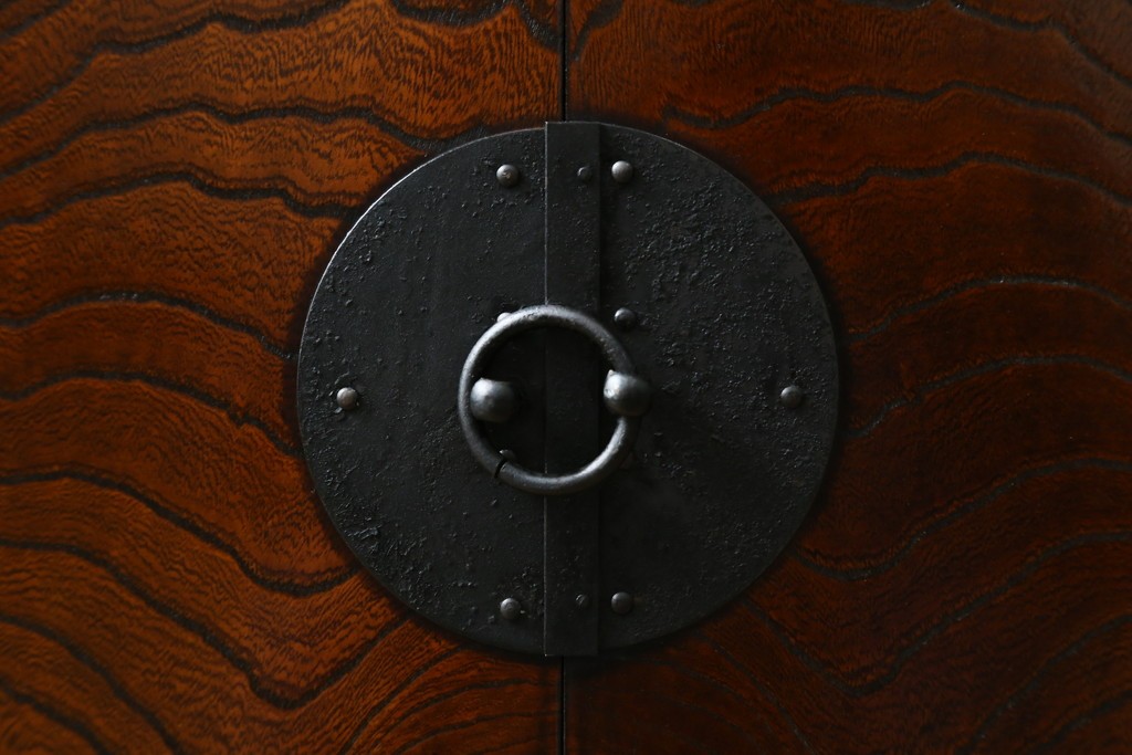 中古　美品　韓国工芸家具　モリジャン　重厚感のある金具とオリエンタルな雰囲気が魅力的なサイドボード　(R-081253)