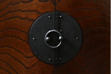 中古　美品　韓国工芸家具　モリジャン　重厚感のある金具とオリエンタルな雰囲気が魅力的なサイドボード　(R-081253)