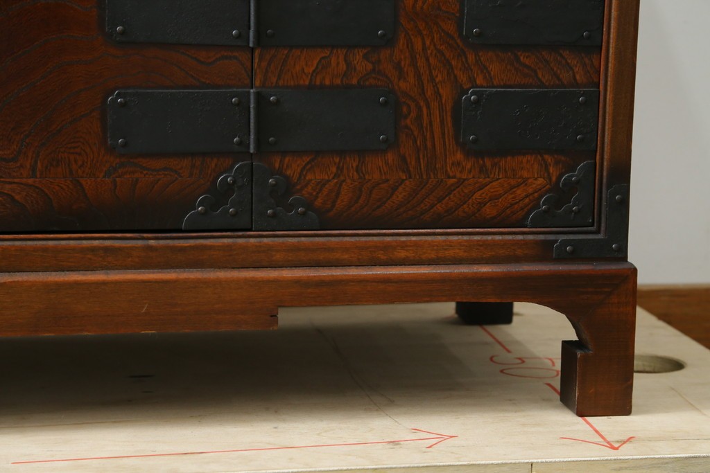 中古　美品　韓国工芸家具　モリジャン　重厚感のある金具とオリエンタルな雰囲気が魅力的なサイドボード　(R-081253)