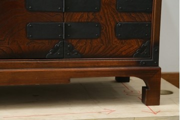 中古　美品　韓国工芸家具　モリジャン　重厚感のある金具とオリエンタルな雰囲気が魅力的なサイドボード　(R-081253)