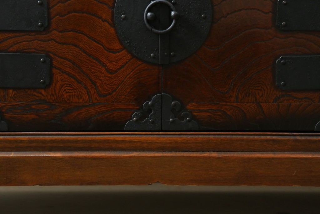 中古　美品　韓国工芸家具　モリジャン　重厚感のある金具とオリエンタルな雰囲気が魅力的なサイドボード　(R-081253)