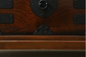 中古　美品　韓国工芸家具　モリジャン　重厚感のある金具とオリエンタルな雰囲気が魅力的なサイドボード　(R-081253)