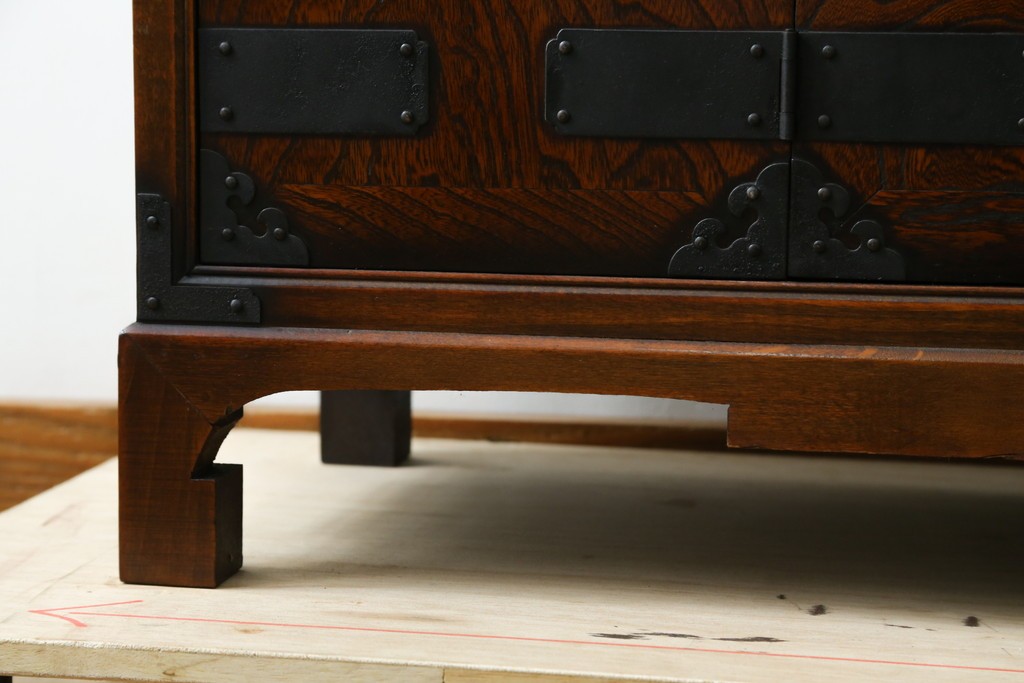 中古　美品　韓国工芸家具　モリジャン　重厚感のある金具とオリエンタルな雰囲気が魅力的なサイドボード　(R-081253)