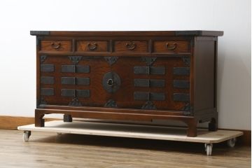 中古　美品　韓国工芸家具　モリジャン　重厚感のある金具とオリエンタルな雰囲気が魅力的なサイドボード(収納棚、戸棚、引き出し)(R-081253)