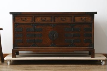 中古　美品　韓国工芸家具　モリジャン　重厚感のある金具とオリエンタルな雰囲気が魅力的なサイドボード(収納棚、戸棚、引き出し)(R-081253)