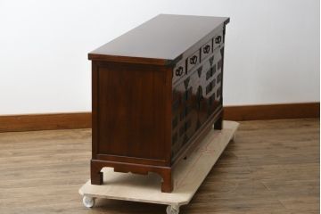 中古　美品　韓国工芸家具　モリジャン　重厚感のある金具とオリエンタルな雰囲気が魅力的なサイドボード(収納棚、戸棚、引き出し)(R-081253)
