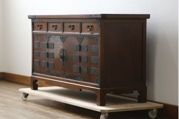 中古　美品　韓国工芸家具　モリジャン　重厚感のある金具とオリエンタルな雰囲気が魅力的なサイドボード(収納棚、戸棚、引き出し)(R-081253)